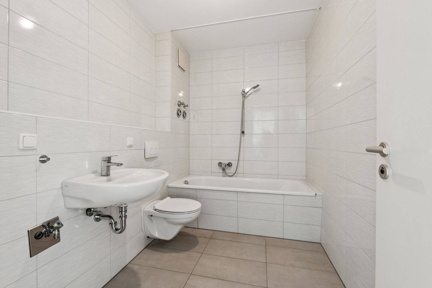 Bezugsfreie und renovierte Wohnung mit Balkon - unkompliziert zur 3-Zimmer-Wohnung umbaubar – Berlin – Vorschaubild 7