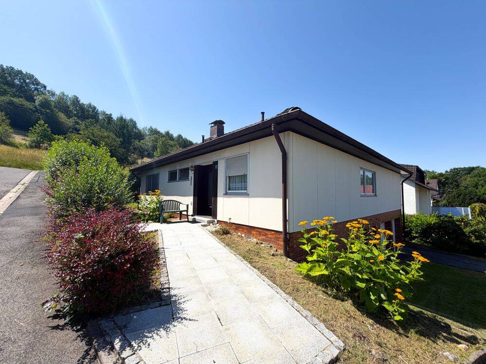Bungalow mit schönem Garten und Doppelgarage in ruhiger Lage von Niederfüllbach