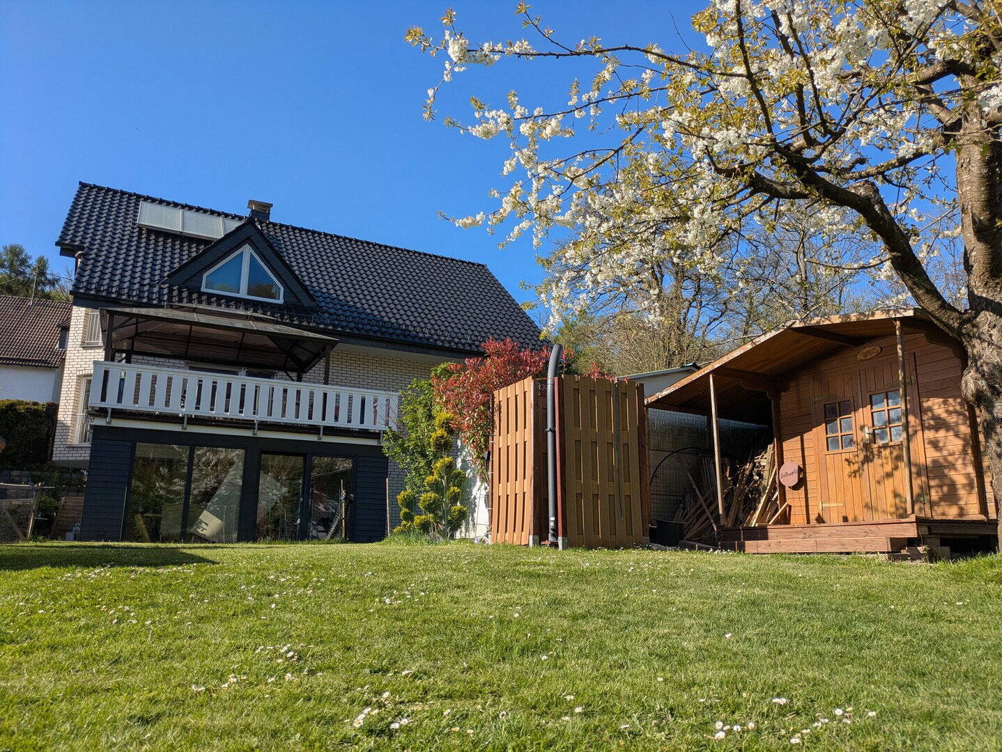 PROVISIONSFREI: Wohnen mit Raum und Komfort - Einfamilienhaus mit Südgarten und Einliegerwohnung – Gummersbach – Bild 1 von 9