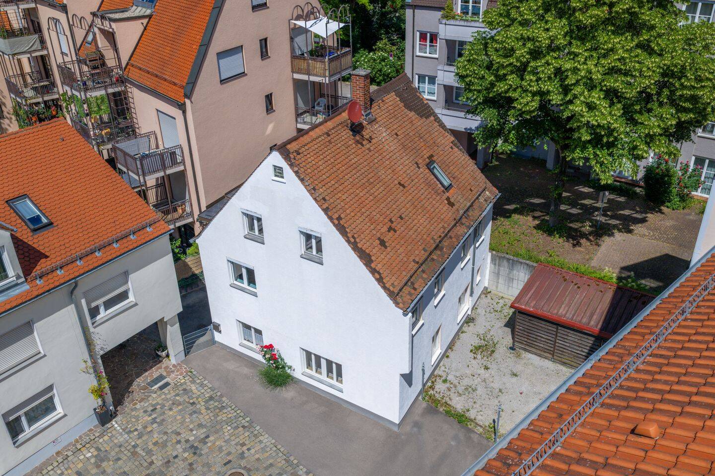 Sofort frei! Gepfl. Zweifamilienhaus in ruhiger, zentraler Lage in Augsburg-Innenstadt!
