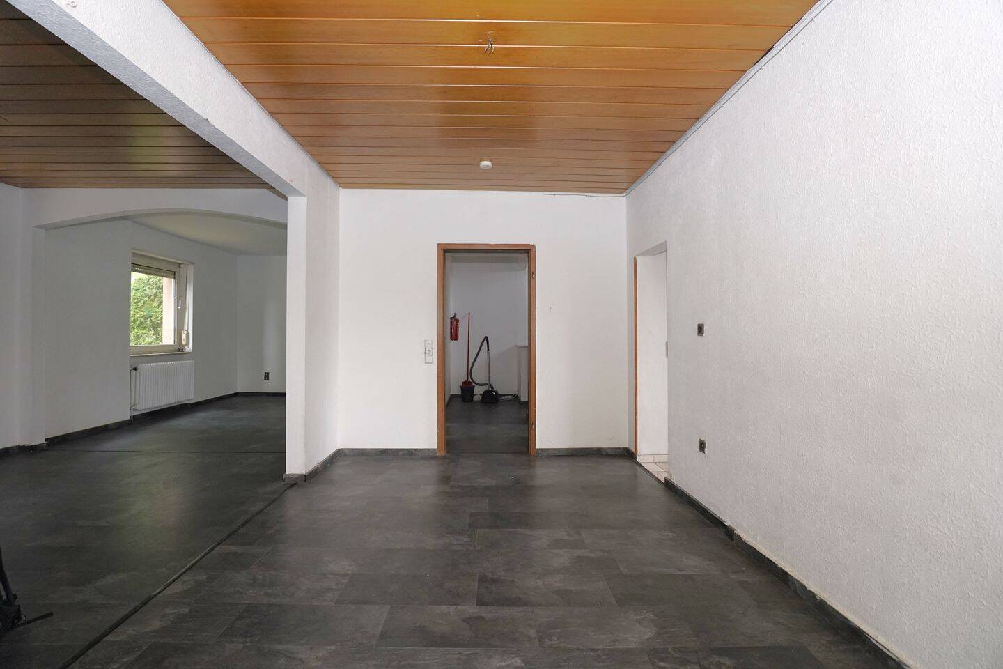 Zweifamilienhaus in guter Lage mit Doppelgarage und Garten