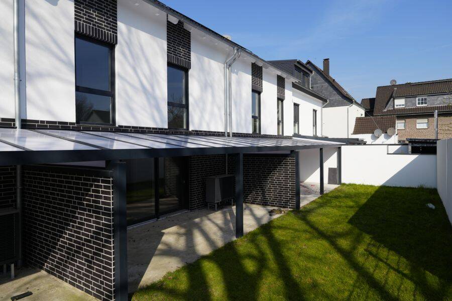 Provisionsfrei* Eckhaus EFH Endhaus mit PV 10,4 KW+Garage 140m zum Rheinufer Energiebedarf 22,4 kWh/m2/a – Duisburg – Bild 1 von 9