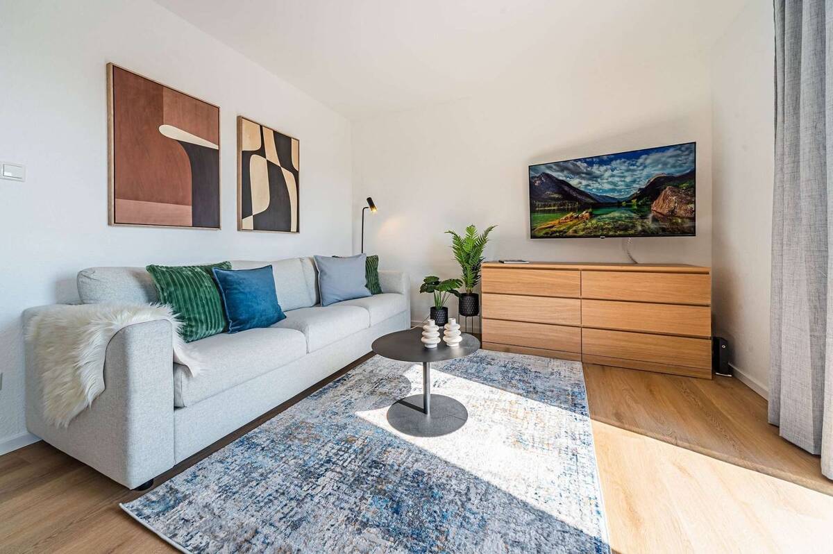 Neu möblierte 2-Zimmer-Wohnung mit Balkon in ruhiger, schöner Wohnlage – 60385 Frankfurt am Main – Bild 1 von 9