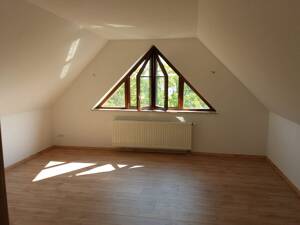 Große 3-Zimmer-Maisonette-Dachgeschosswohnung in Ärztehaus mit großem Balkon, Keller, Aufzug und Stellplatz