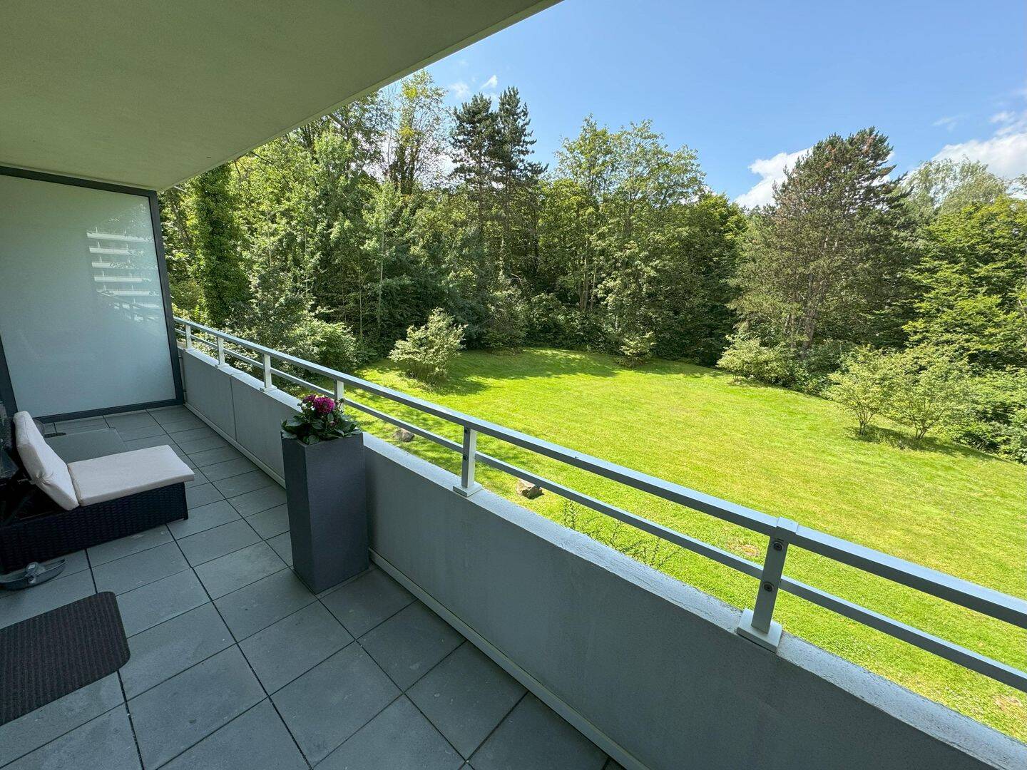 Exklusive, ruhige und barrierefreie Zwei-Zimmer-Eigentumswohnung - kernsaniert (2012) ! Balkon und Stellplatz!
