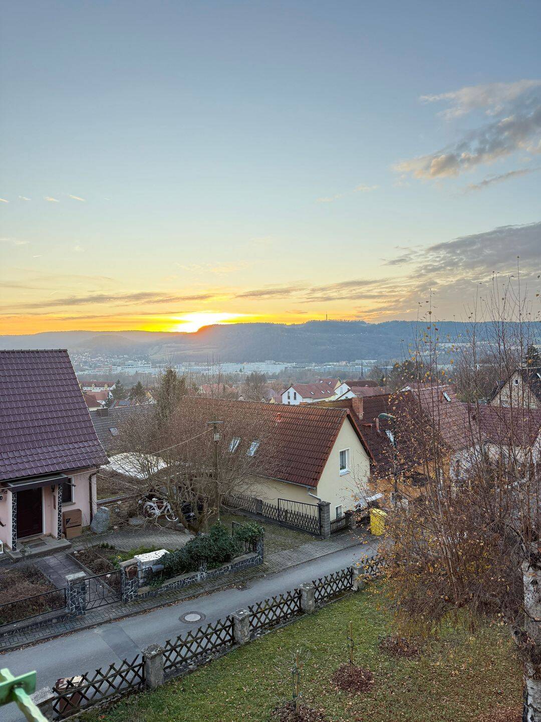 Naturnahes Familienwohnen in Jena: Doppelhaushälfte mit Südgarten und Zukunftspotenzial – Jena – Vorschaubild 3