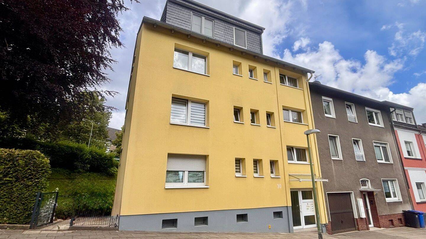 Einziehen und wohlfühlen: modernisierte DG-Wohnung, 4 Zimmer, Loggia, Klimaanlage und Gartennutzung