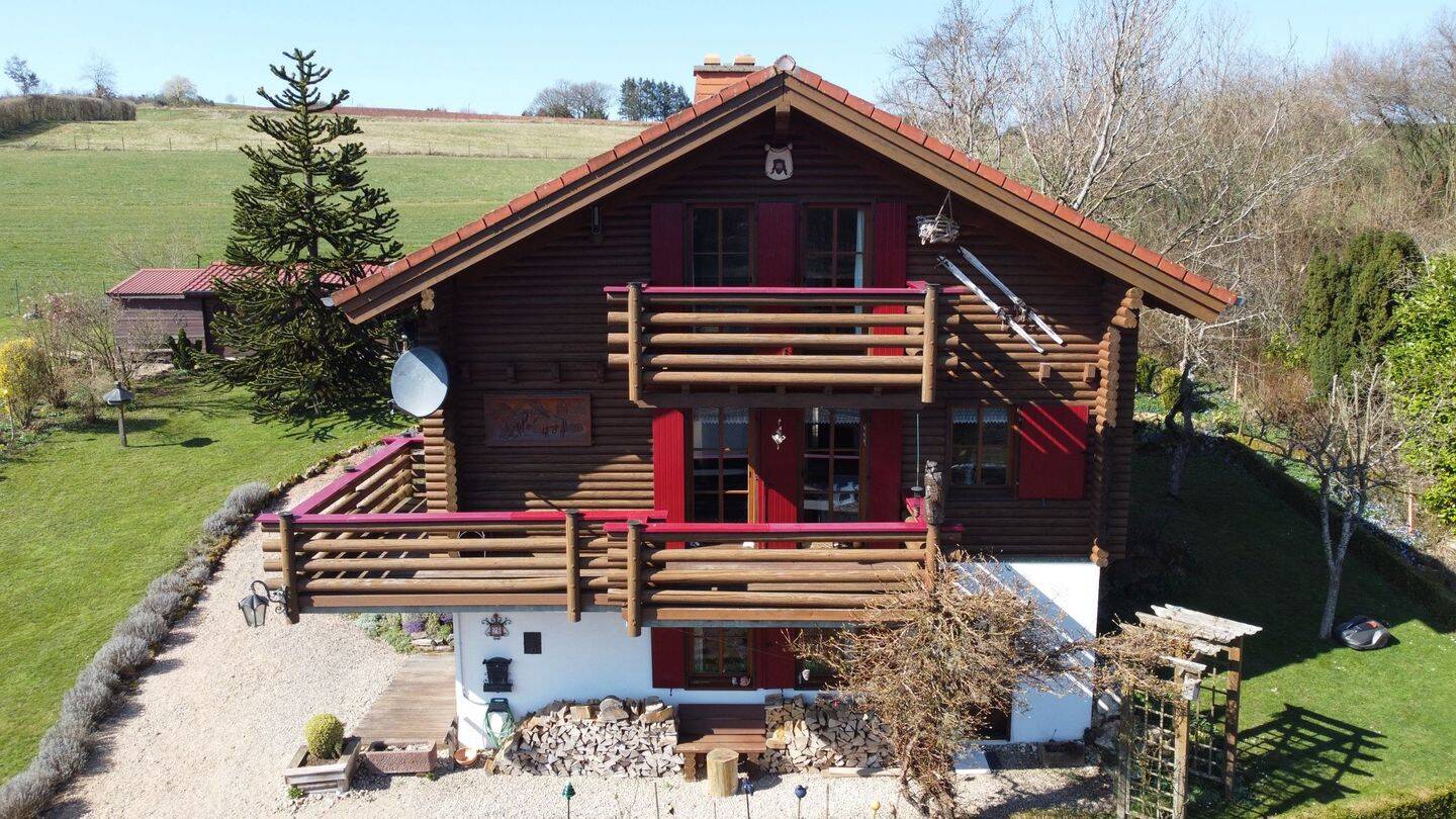Ferienhaus & Kapitalanlage: Holzblockhaus mit Studio inkl. Inventar in der Vulkaneifel – Kopp – Bild 1 von 9
