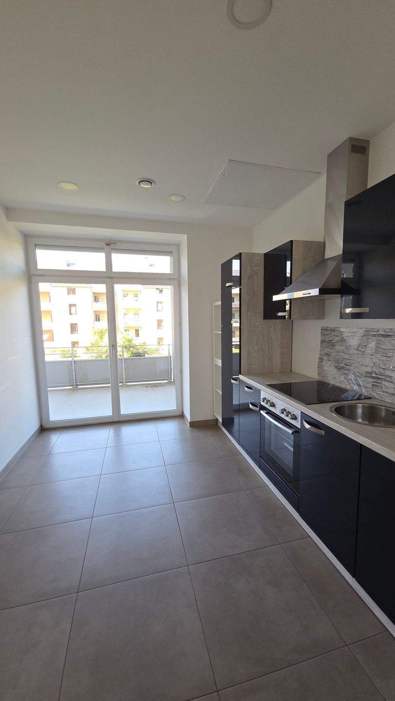 2 Zimmer Wohnung mit EBK, großen Balkon und Aufzug – Chemnitz – Vorschaubild 3