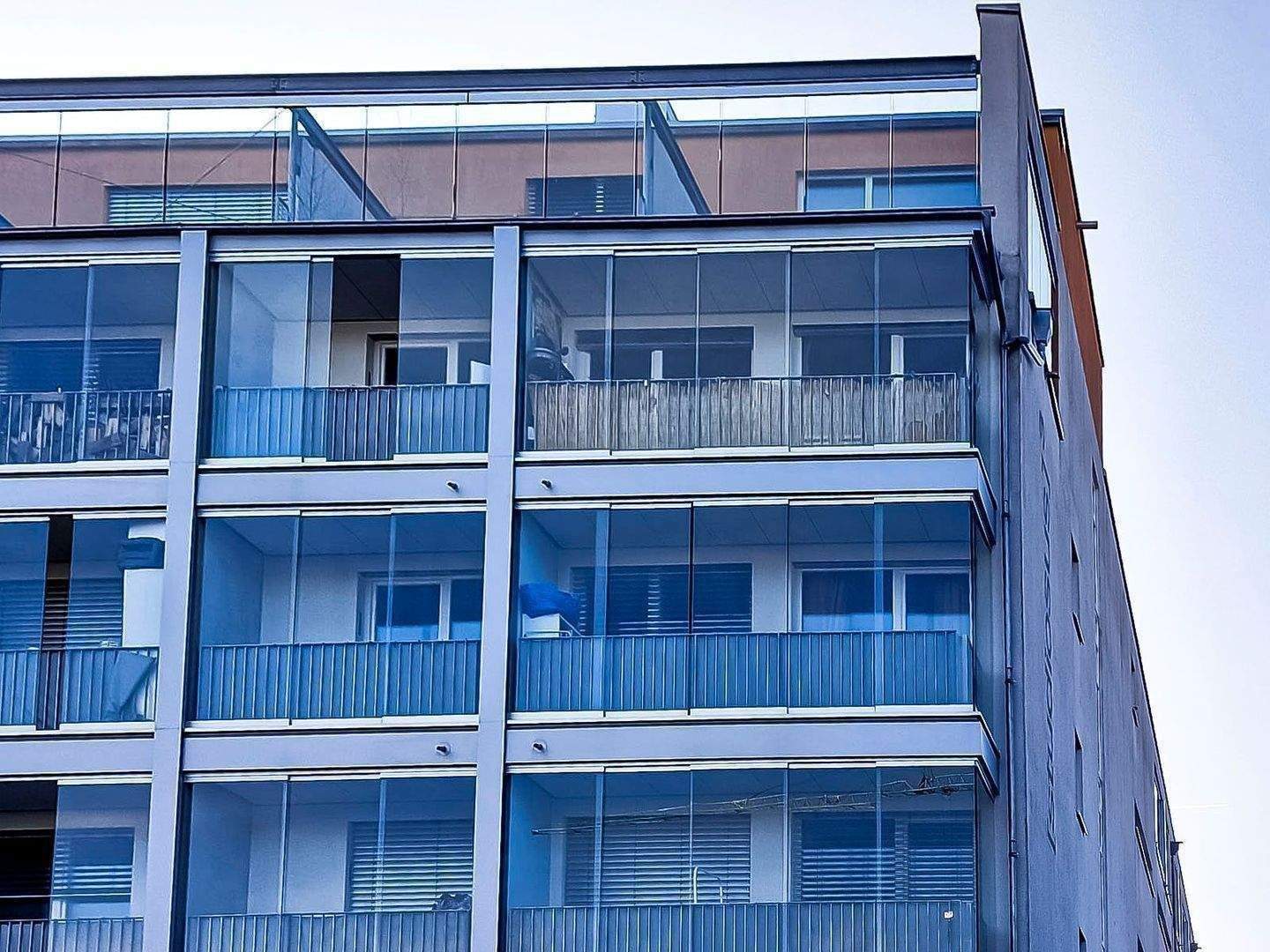 WG-Apartment mit verglastem Balkon in München - Moosach – München – Vorschaubild 3