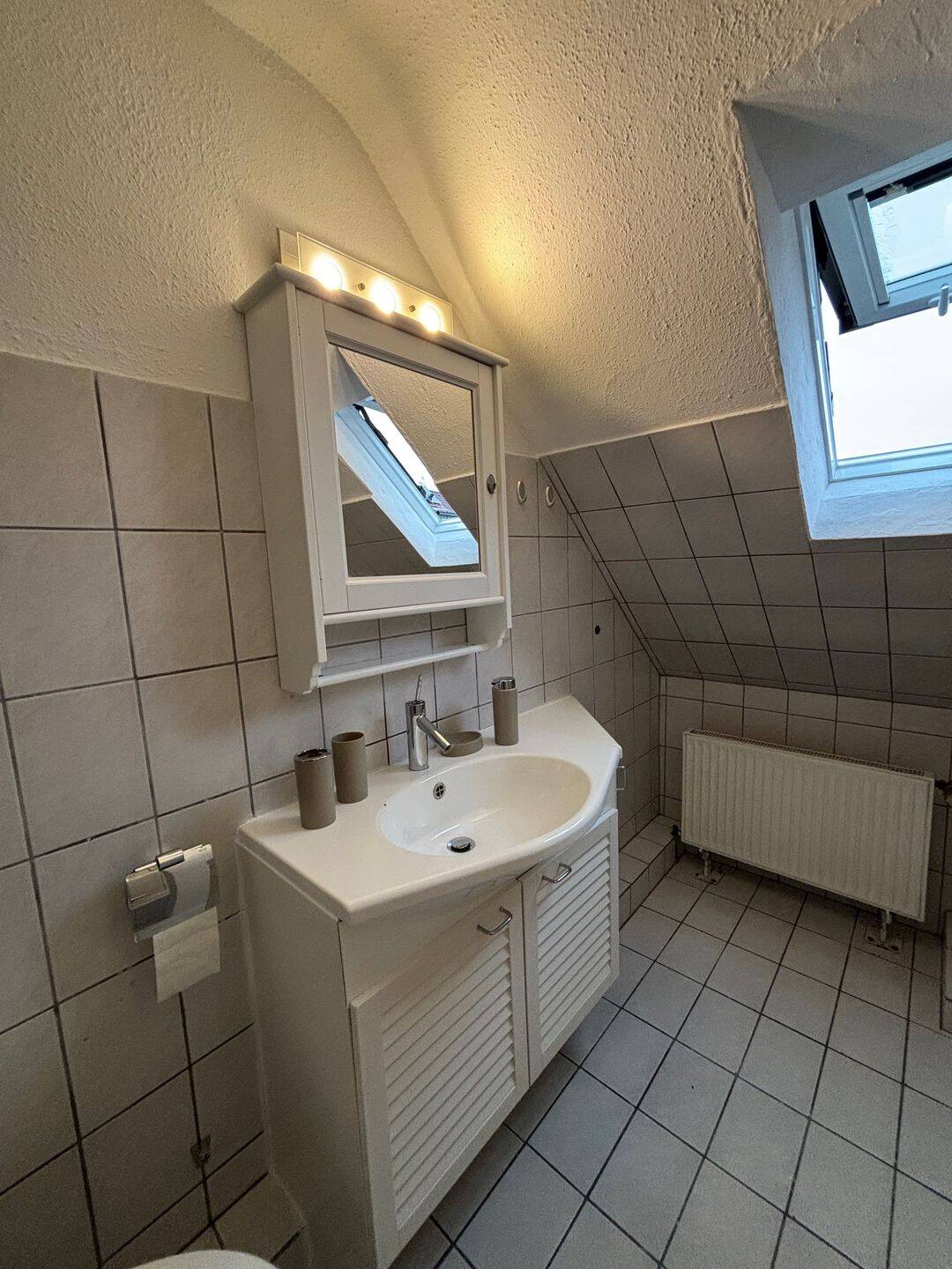 WG-Zimmer in frisch renovierter heller Dachgeschosswohnung in bester Lage – Stuttgart – Vorschaubild 6