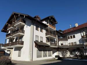 I. I. TEAM: Sofort einziehen, helle, großzügige 2-Zimmer-Wohnung mit 2 Balkonen im 2. Obergeschoss mit Aufzug! – 83088 Kiefersfelden – Vorschaubild 2