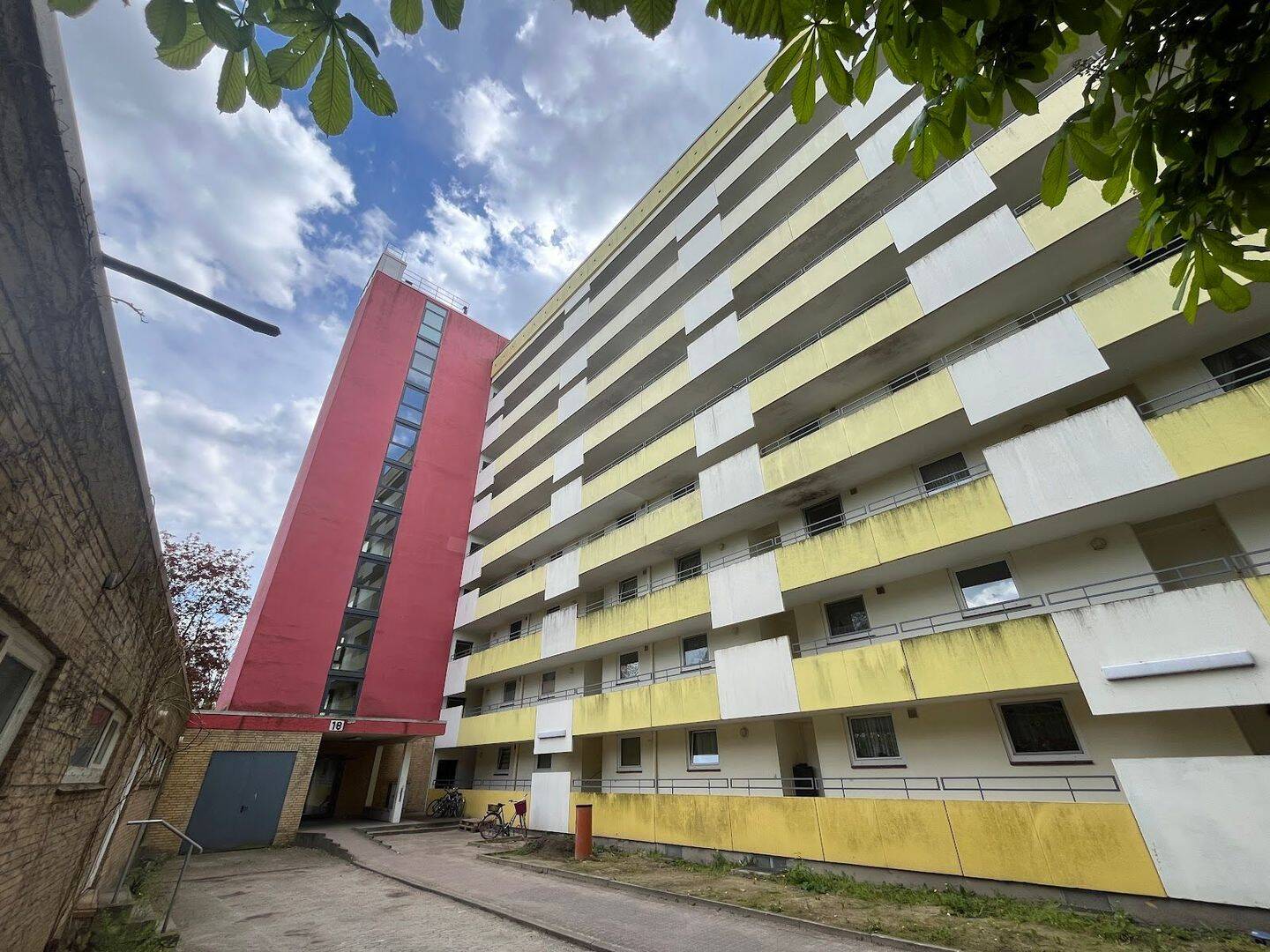 Frisch renovierte 2,5 Zimmer-Wohnung in der 4.Etage mit Balkon und Wannenbad