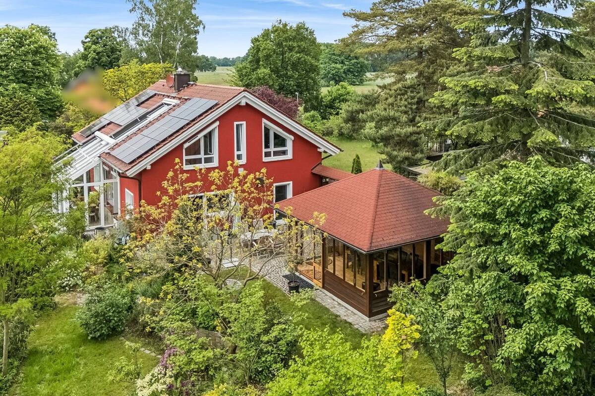 **Architektenhaus auf Traumgrundstück** mit Einliegerwohnung & PV-Anlage – 15566 Schöneiche bei Berlin – Bild 1 von 9