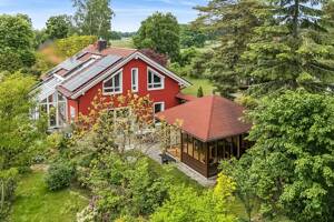**Architektenhaus auf Traumgrundstück** mit Einliegerwohnung & PV-Anlage