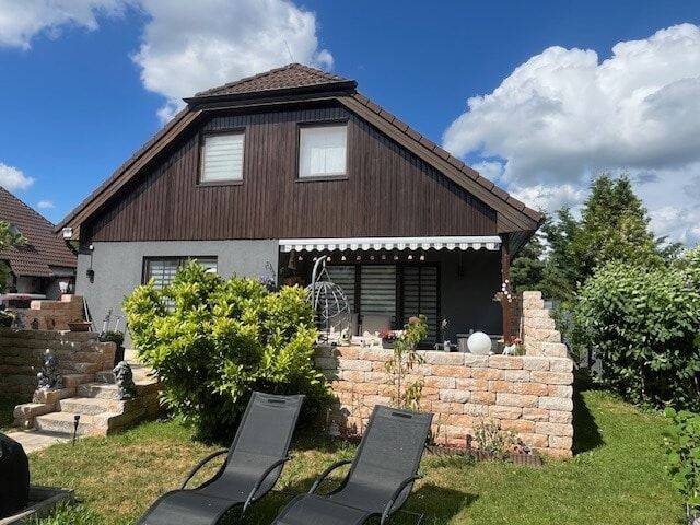 Freistehendes Einfamilienhaus mit Garten