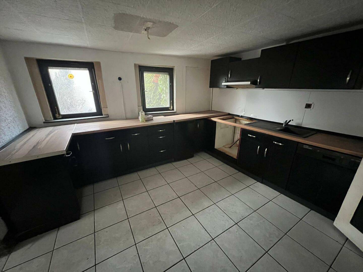 Renovierungsbedürftiges Einfamilienhaus mit großzügigem Grundstück, Garten und Scheune - ideal für Ihre Ideen – Burladingen – Bild 1 von 9