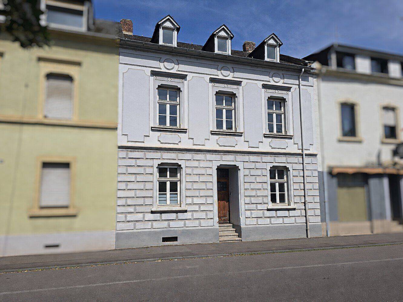 Altbaucharme in Konz: Stadthaus mit Hof, Garten und Carport