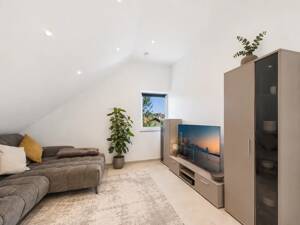Moderne 2-Zimmer-DG Wohnung mit EBK, Fußbodenheizung & Stellplatz – 94501 Beutelsbach – Vorschaubild 2