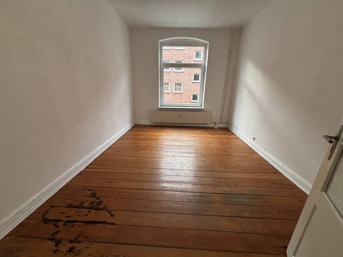 Frei & voller Potenzial: Freie 2-Zimmer-Altbauwohnung aus 1920! – Kiel – Vorschaubild 3