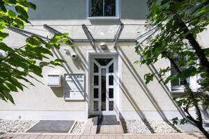 Großzügige 4-Zimmer-Dachgeschosswohnung mit beeindruckender Raumhöhe, Kamin und zwei Balkonen – 81827 München – Vorschaubild 2