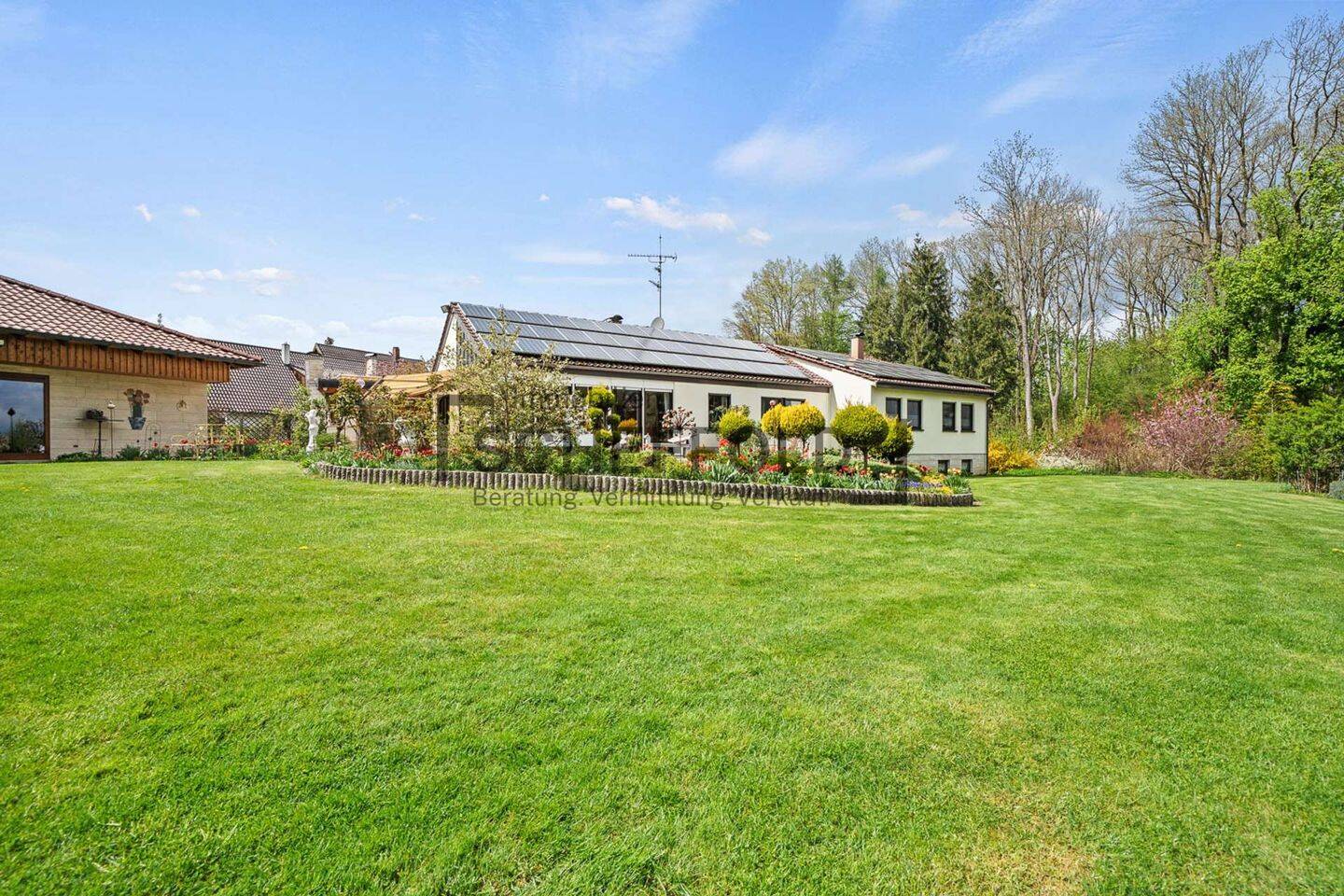Eine grüne Oase! Stilvolles Ein- oder Zweifamilienhaus mit märchenhaftem Gartenparadies – Schwendi – Vorschaubild 3