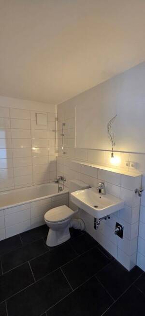 Ihr neues Zuhause in Herrenberg! Schicke, frisch renovierte 2-Zimmer-Wohnung mit Balkon! – 71083 Herrenberg – Vorschaubild 3