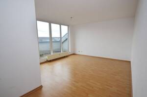 Wohnen und Arbeiten in heller 2-Zimmer-Wohnung mit individuellem Schnitt!