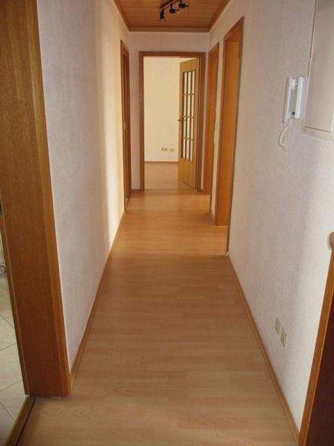 Gemütliche 4-Raum Wohnung mit nagelneuem Vinylfußboden und Einbauküche. – Magdeburg – Vorschaubild 3