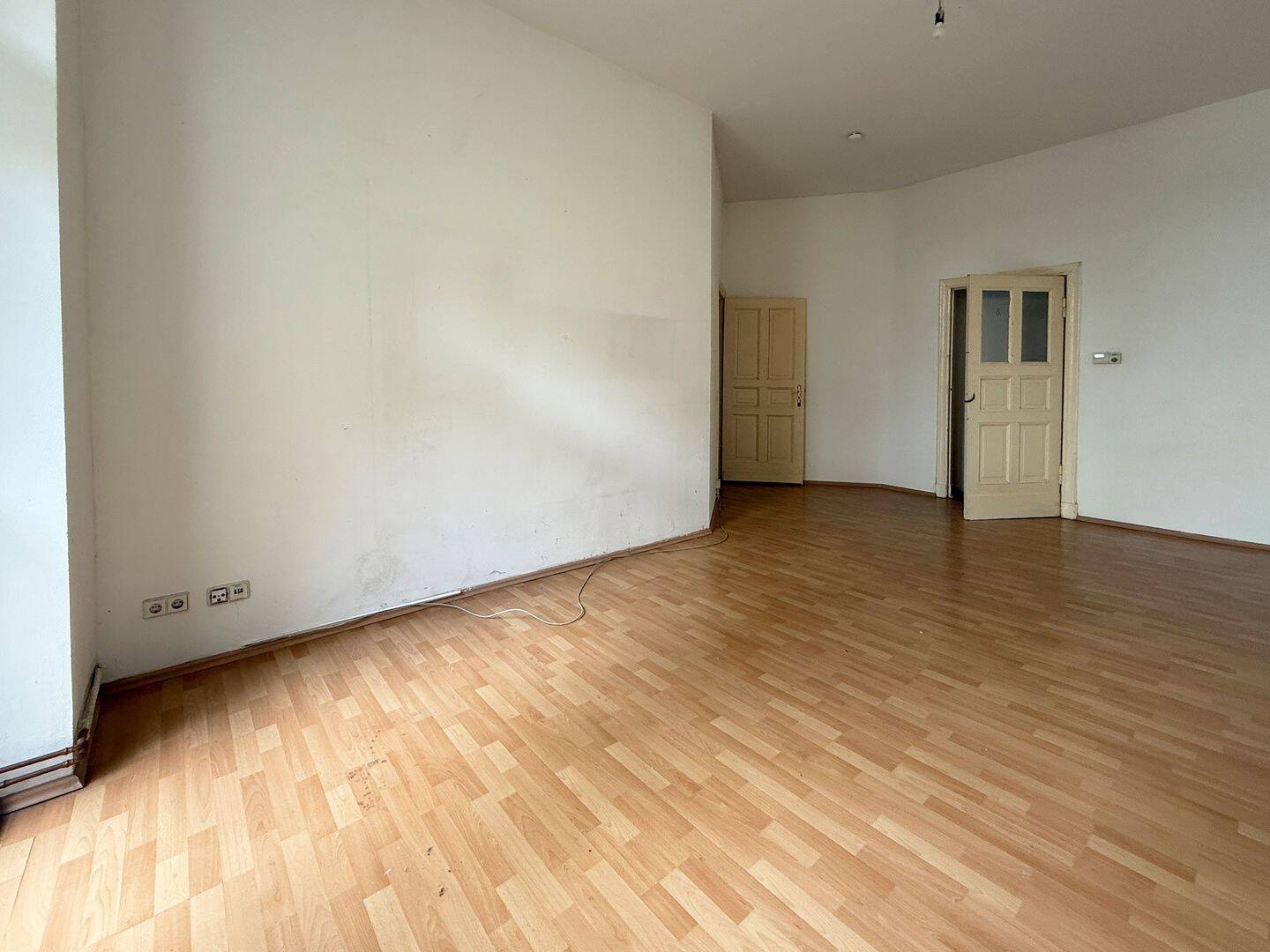Unsanierte Altbauwohnung mit Terrasse zur Selbstnutzung – Berlin – Vorschaubild 5