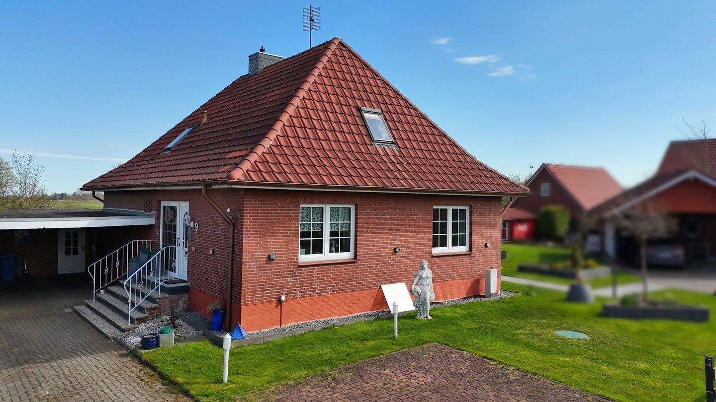 Flexibel nutzbares Ein- bis Zweifamilienhaus in idyllischer Lage – Loxstedt – Bild 1 von 9