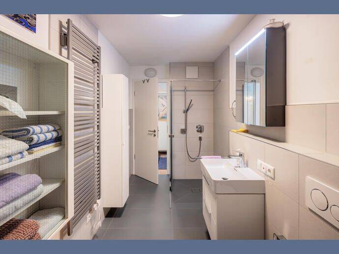 Möbliert: Sehr schöne 2-Zimmer Neubauwohnung mit Dachterrasse – München – Vorschaubild 9