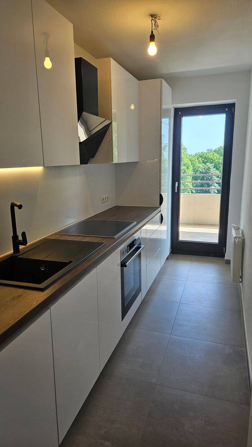 NEU RENOVIERT ZUM EINZUG! 2-Raum-Wohnung mit Balkon in der 7. Etage