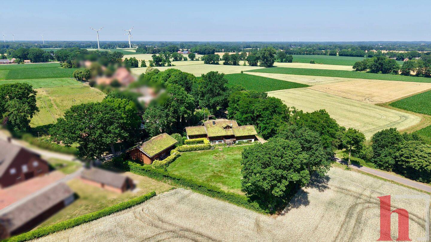 Besonderes Holzhaus mit Wohnung und großzügigem Nebengebäude in idyllischer Lage