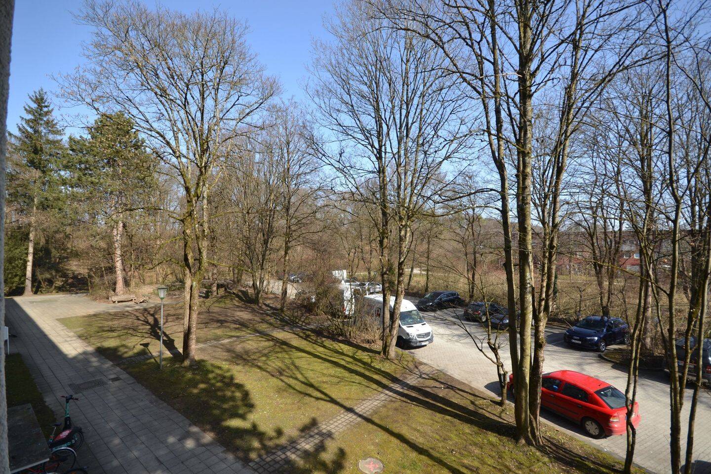 Gemütliches Wohnen: 4 Zimmer in gepflegtem Haus im Grünen – München – Vorschaubild 5