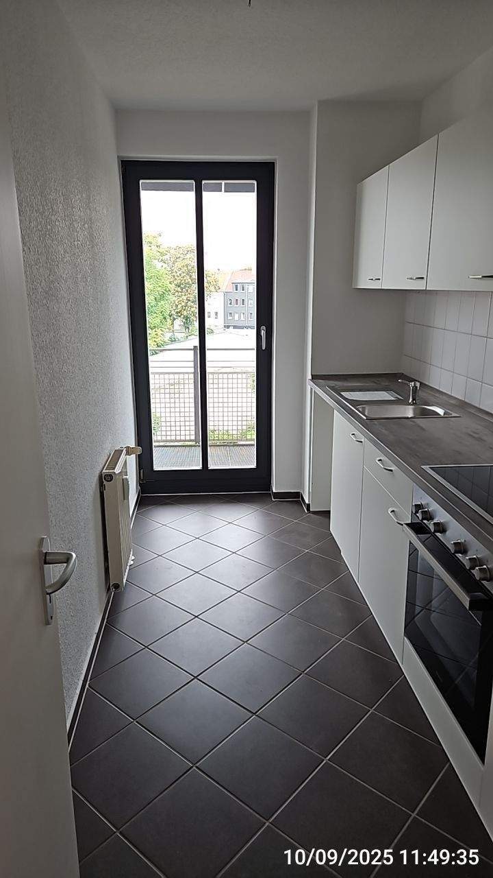 Neue Einbauküche in frisch renovierter und heller 3-Raum-Wohnung – Magdeburg – Vorschaubild 4