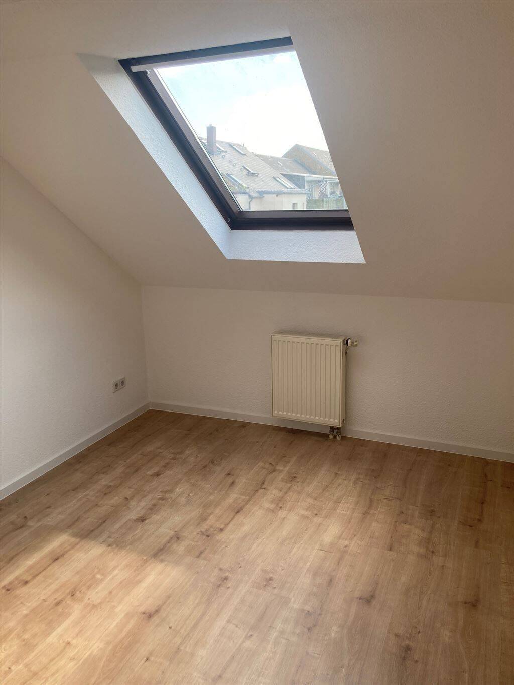 Kompakte DG 3-Zimmer mit neuem Laminat u. Wanne in Zentrumsnähe! Stellplatz mgl. – Chemnitz – Vorschaubild 2