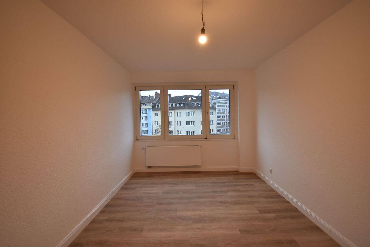 ERSTBEZUG nach Sanierung! Zentrale 2-Zi-Whg mit Balkon – Düsseldorf – Vorschaubild 6
