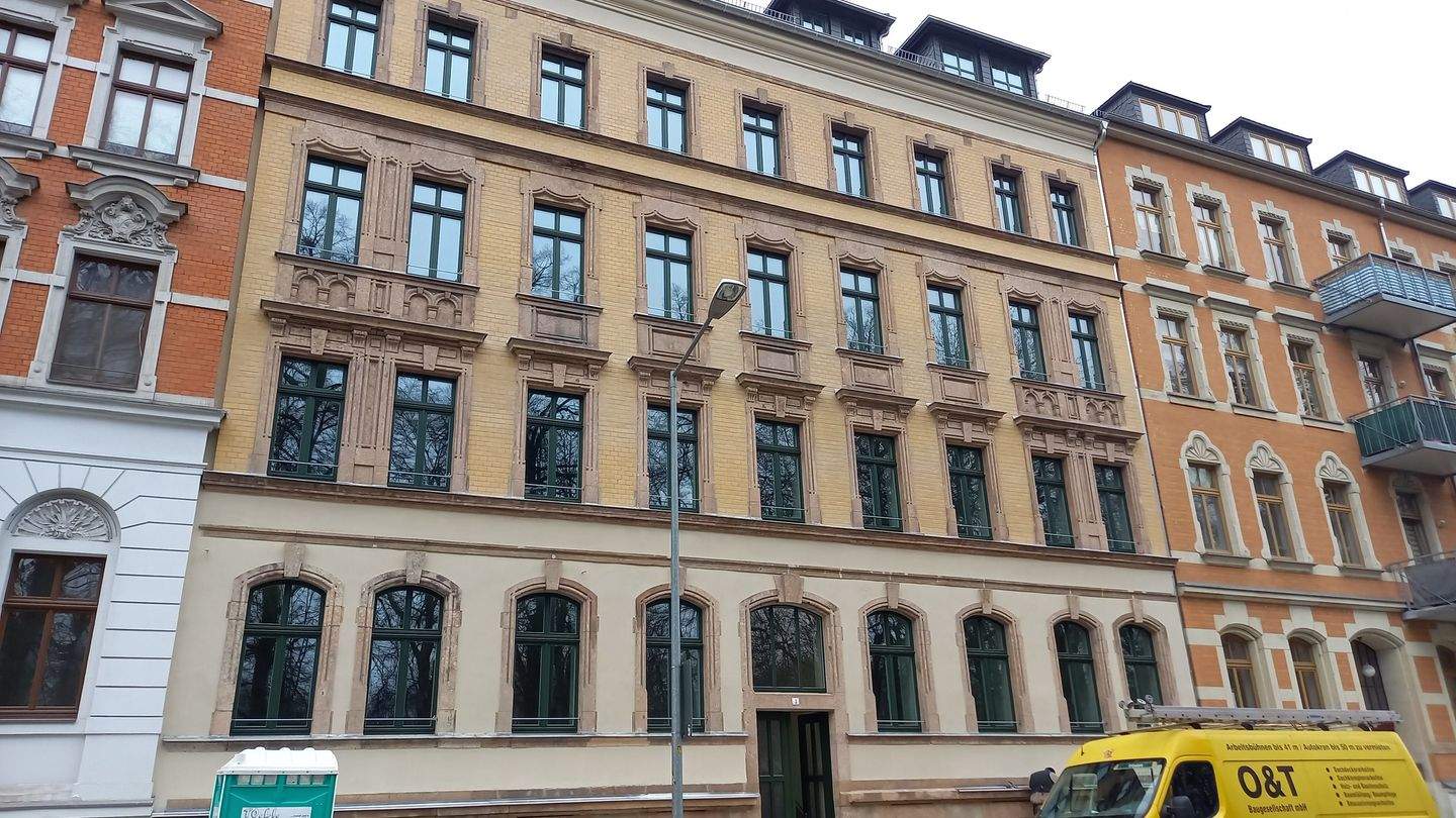 direkt am Schloßteich: 3-Zimmer-Wohnung mit Fußbodenheizung, Einbauküche und Balkon
