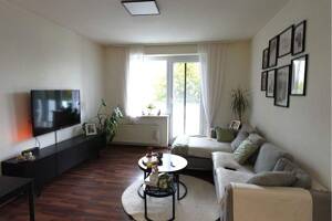 Ihr neues Zuhause: Zentrale 3-Zimmer-Wohnung mit sonnigem Balkon und Garage