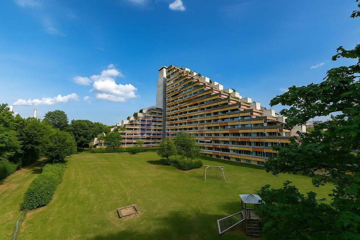 Attraktive 3-Zimmer-Wohnung mit großer Terrasse und tollem Ausblick! – 81925 München – Bild 1 von 9