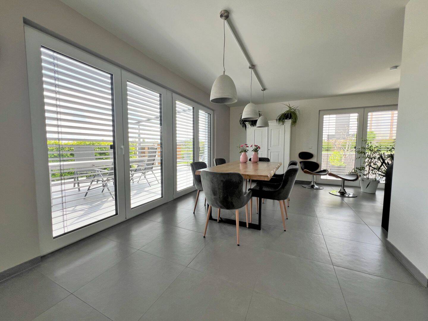 Jung. Modern. Zuhause. Qualitätshaus mit zusätzlichen Räumen im Untergeschoss in ruhiger Sonnenlage mit herrlichem Landschaftsblick! – Velburg – Vorschaubild 5