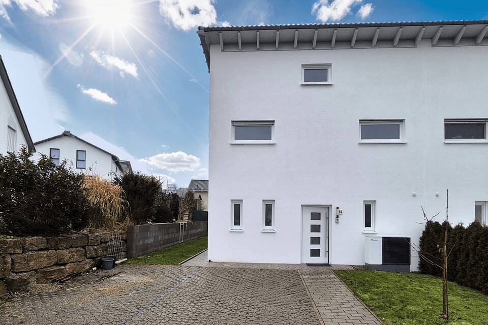 Neuwertige Doppelhaushälfte mit vielen Extras und zwei Bädern in gesuchter Lage! – Bühlertann – Bild 1 von 9