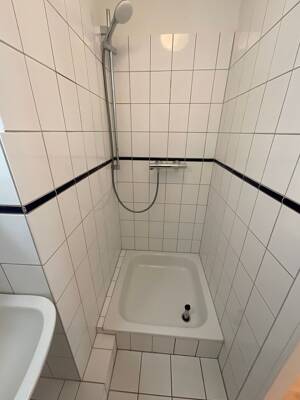 Frisch renovierte 2,5 Zimmer-Wohnung mit Duschbad und separatem WC – 23560 Lübeck – Vorschaubild 9