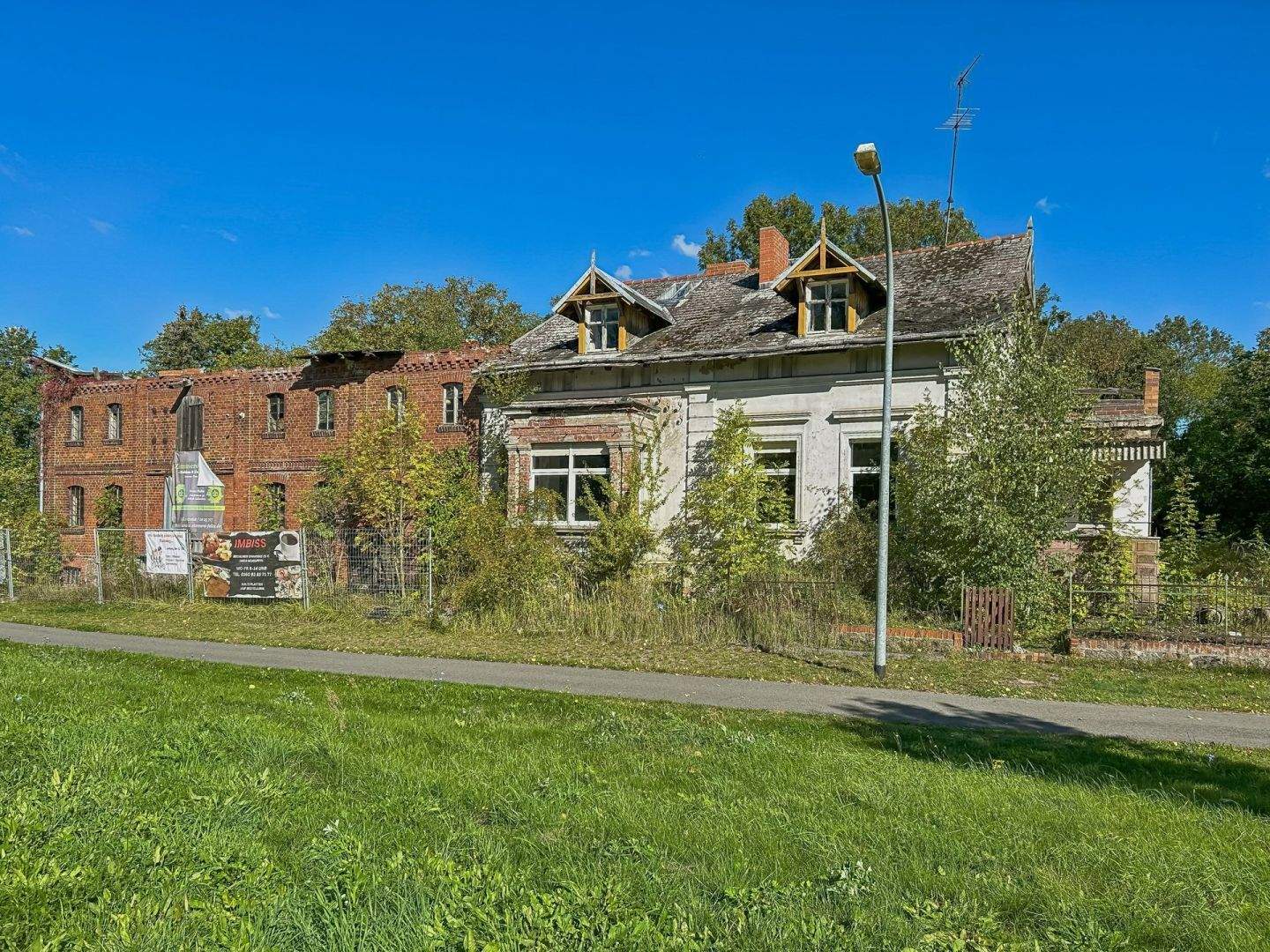 Für den Abriss zu schade: Baufälliges Einfamilienhaus in grüner Lage nahe Fehrbellin – Fehrbellin – Bild 1 von 9