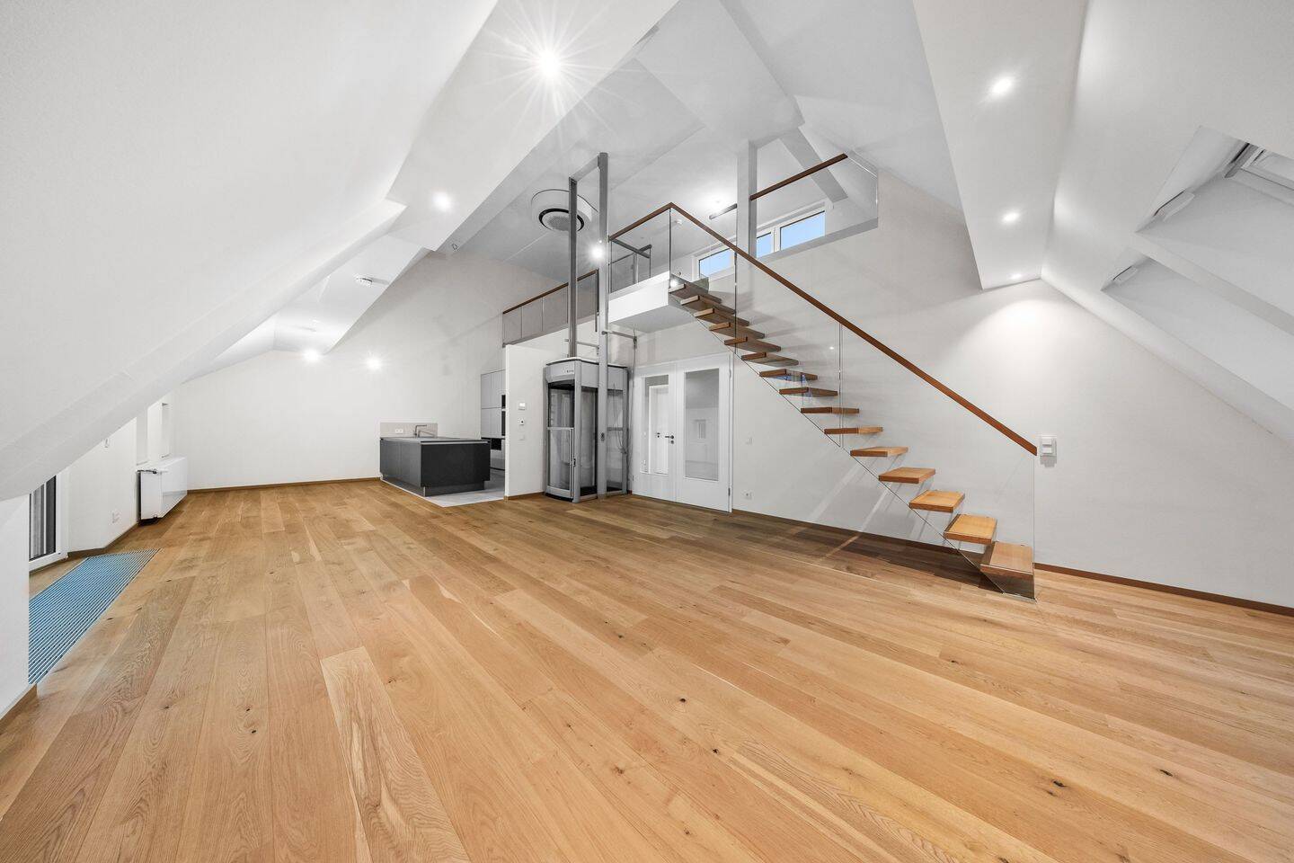 Erstbezug: Frisch ausgebaute Dachgeschoss-Maisonette mit Galerie und 5 Zimmern – Berlin – Vorschaubild 2