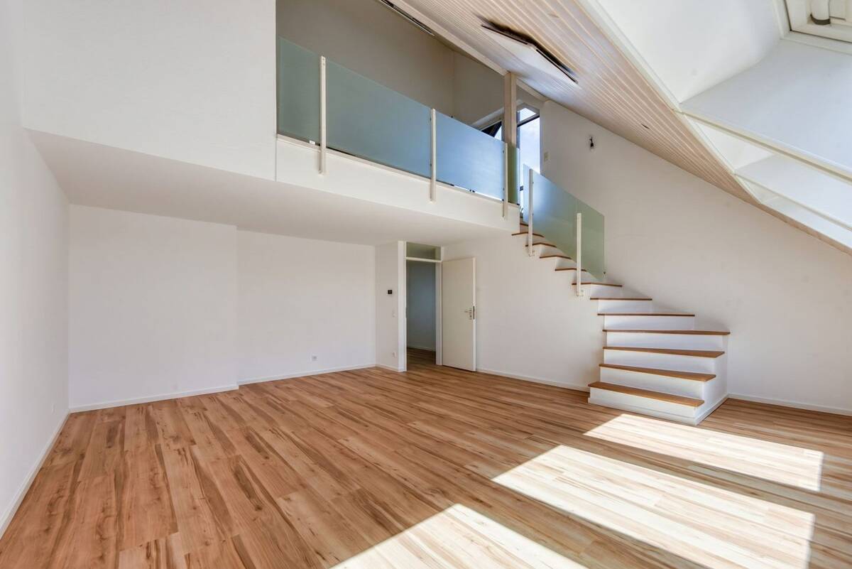 +++ frisch renoviert - DG-Maisonette-Galerie - Fußboden-Heizung - 2 Bäder - Balkon mit Fernblick - inklusive Einbaukü... – 70439 Stuttgart – Bild 1 von 9