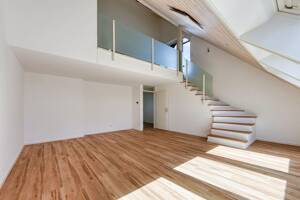 +++ frisch renoviert - DG-Maisonette-Galerie - Fußboden-Heizung - 2 Bäder - Balkon mit Fernblick - inklusive Einbaukü... – 70439 Stuttgart – Vorschaubild 1