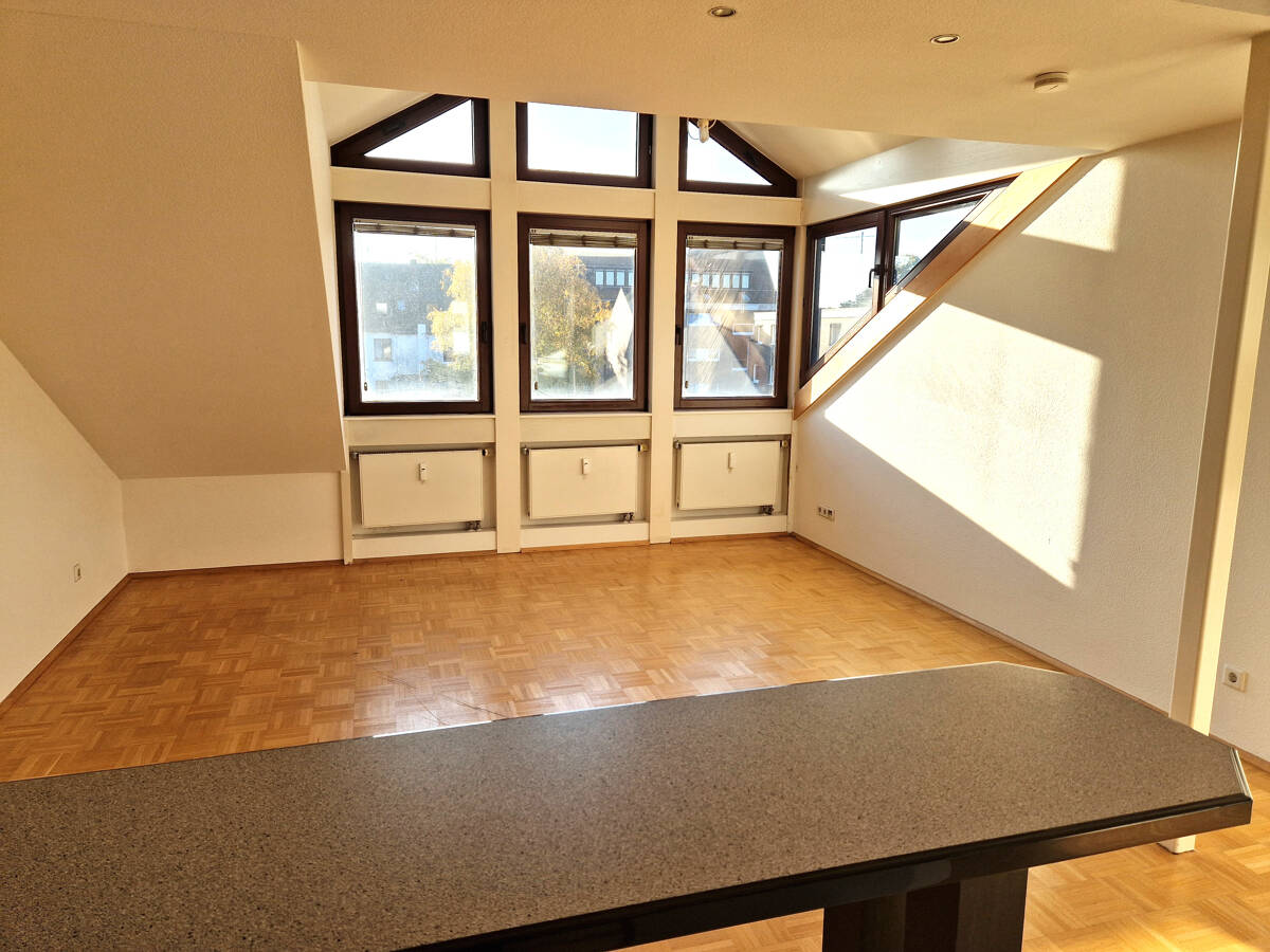 helle und freundliche Dachgeschosswohnung mit EBK und Einbauschränken in Duisburg Duissern – 47058 Duisburg – Bild 1 von 5