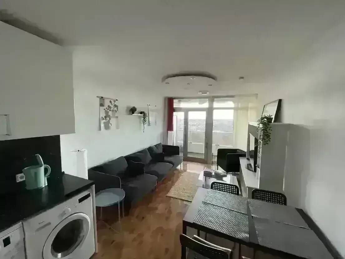 Vollmöblierte 3-Zimmer-Etagen- Wohnung inkl. Einbauküche, Balkon und PKW Tiefgaragenstellplatz in einem gepflegtem Hochhaus samt Fernblick – Köln – Vorschaubild 2